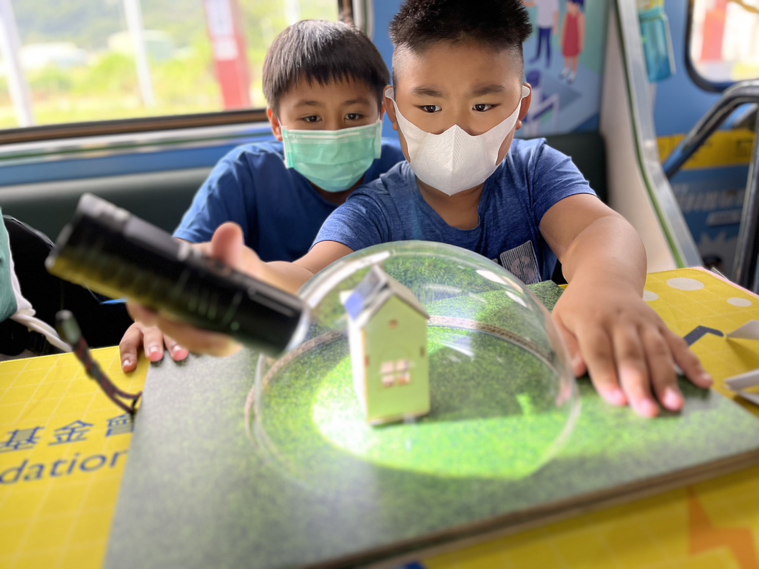 5001拉斯维加斯參與基礎科學主題車廂，以STEAM教學精神，設計「逐日科學家」、「太陽能工程師」以及「淨零建築師」三大能源科普課程和實驗